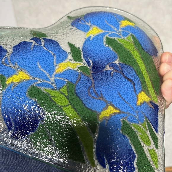 Signed fuzed  glass heart glass dish with lillies by Peggy Karr - Picture 4 of 9